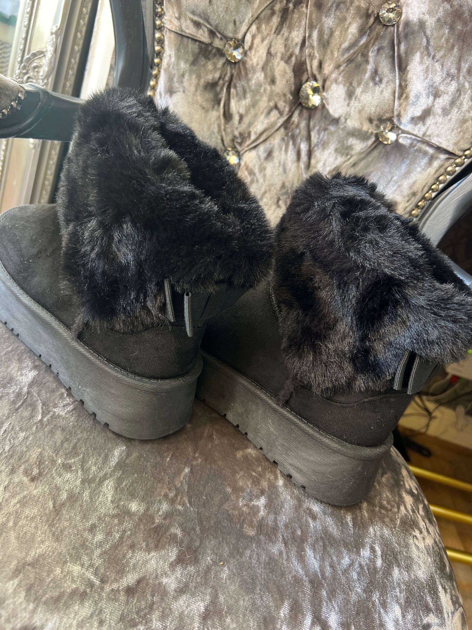 Fluffy bow back boots (Size 5)