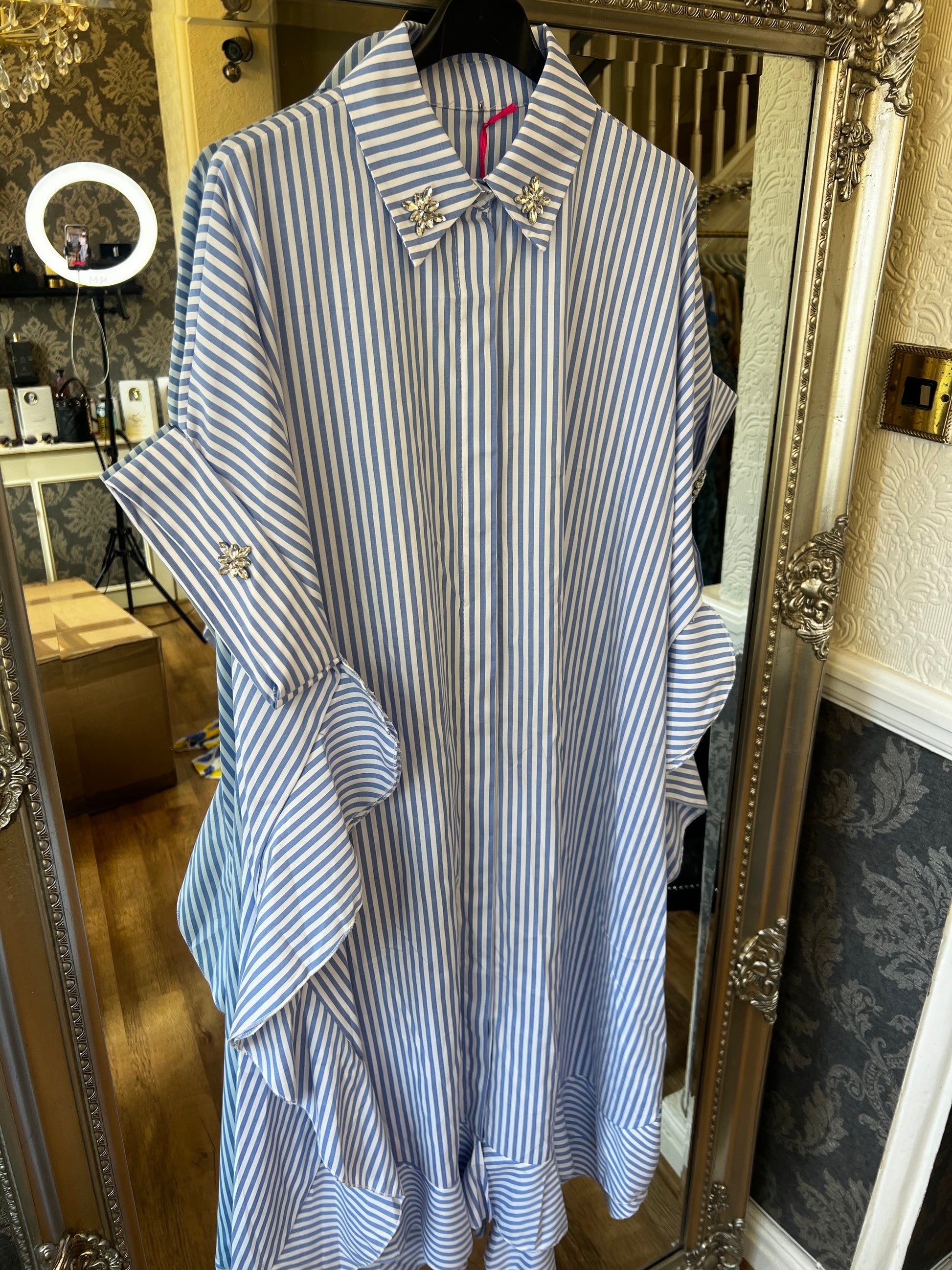 Pin strip ruffle side diamond long shirt