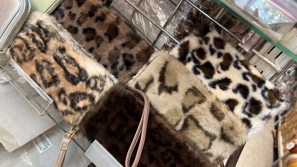 Fluffy leopard purse