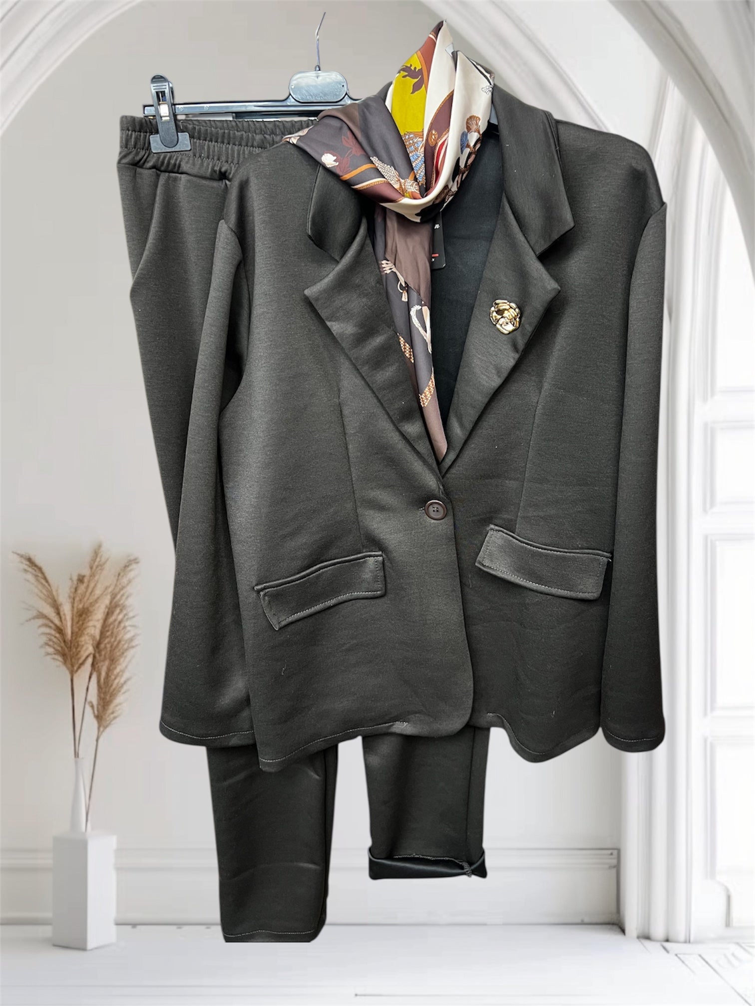 Blazer lounge set with broach and neck scarf (Size 8-14/16)