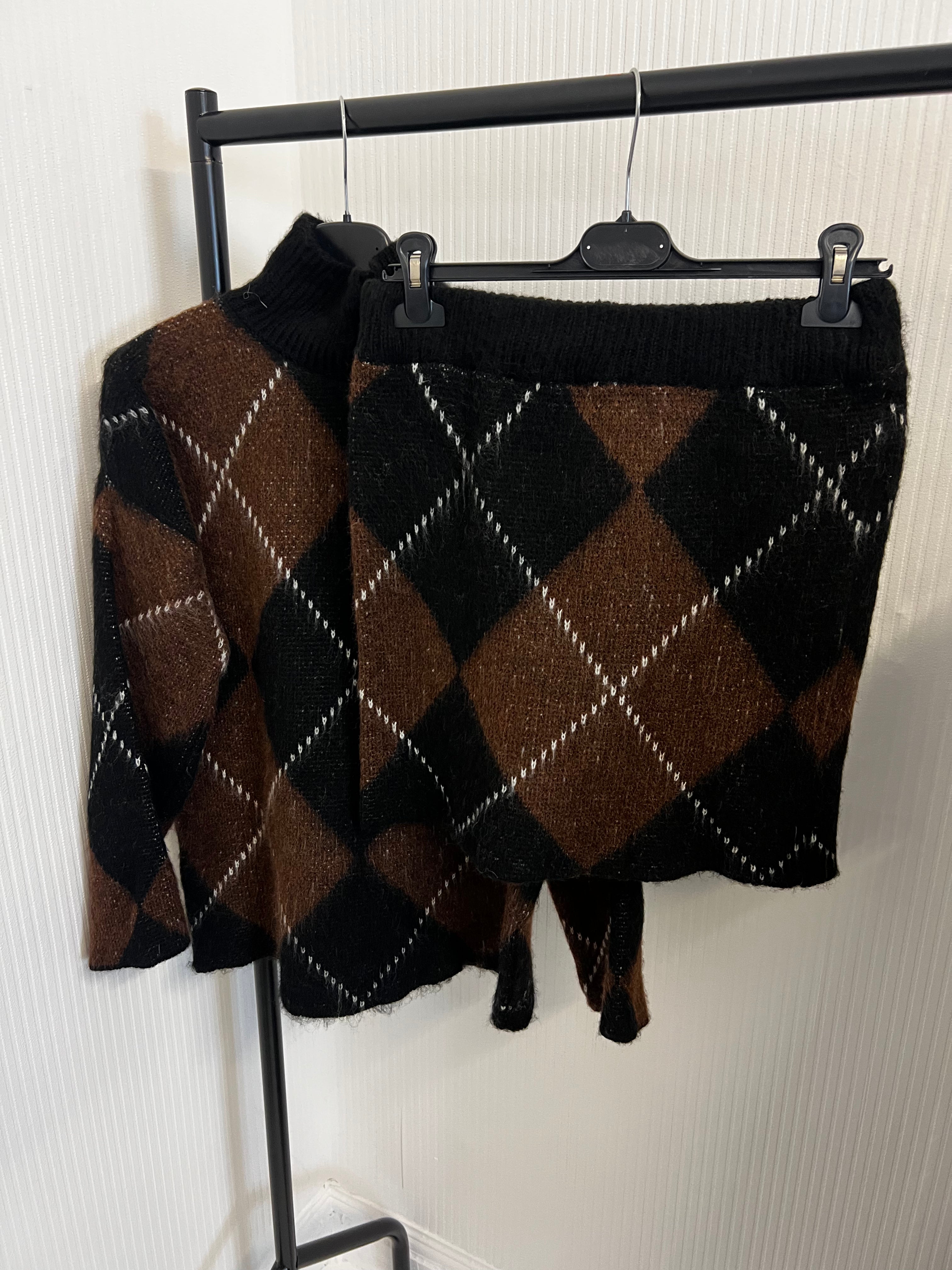 Alpine jumper co ord skirt & jumper (size 8-14/16) black&Brown
